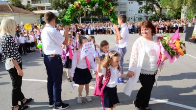 Приблизително 30 000 ученици ще влязат в класните стаи на 15-ти септември във Варна. Снимка Община Варна
