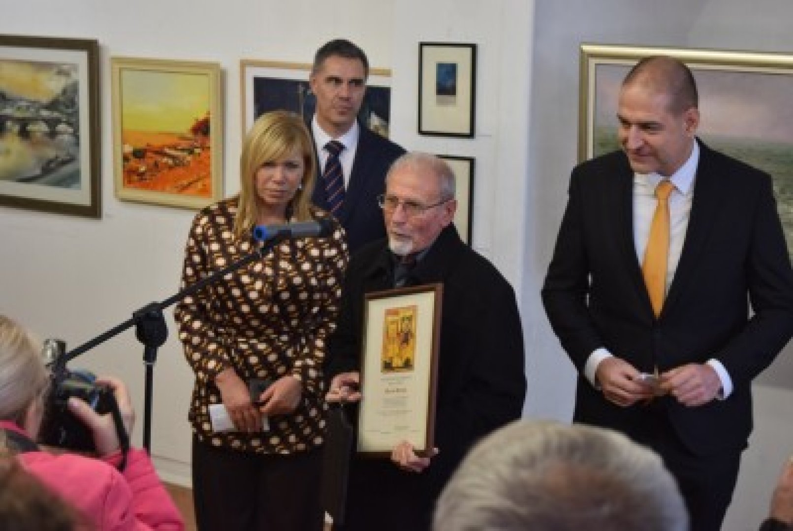 Художникът Фоти Фотев (в средата) стана носител на приза Художник на годината. Снимки Община Бургас
