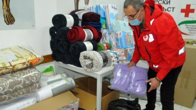 Почти половината помещение, където се събират даренията в БЧК, е запълнено през днешния ден. Снимки Черноморие-бг