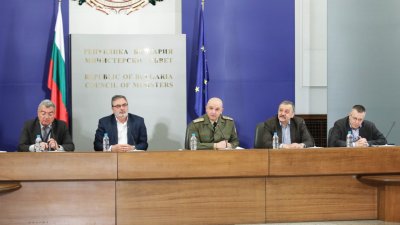 Туризмът ще е автомобилен, заяви генерал Мутафчийски (в средата). Снимка Министерски съвет