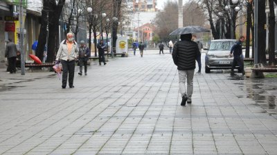 Въпреки дъжда бургазлии отидоха до урните и гласуваха. Снимки Черноморие-бг