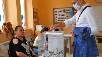 Избирателната активност в Бургаско е с около 1% по-ниска в сравнение с 14-ти ноември м.г. Снимки Черноморие-бг