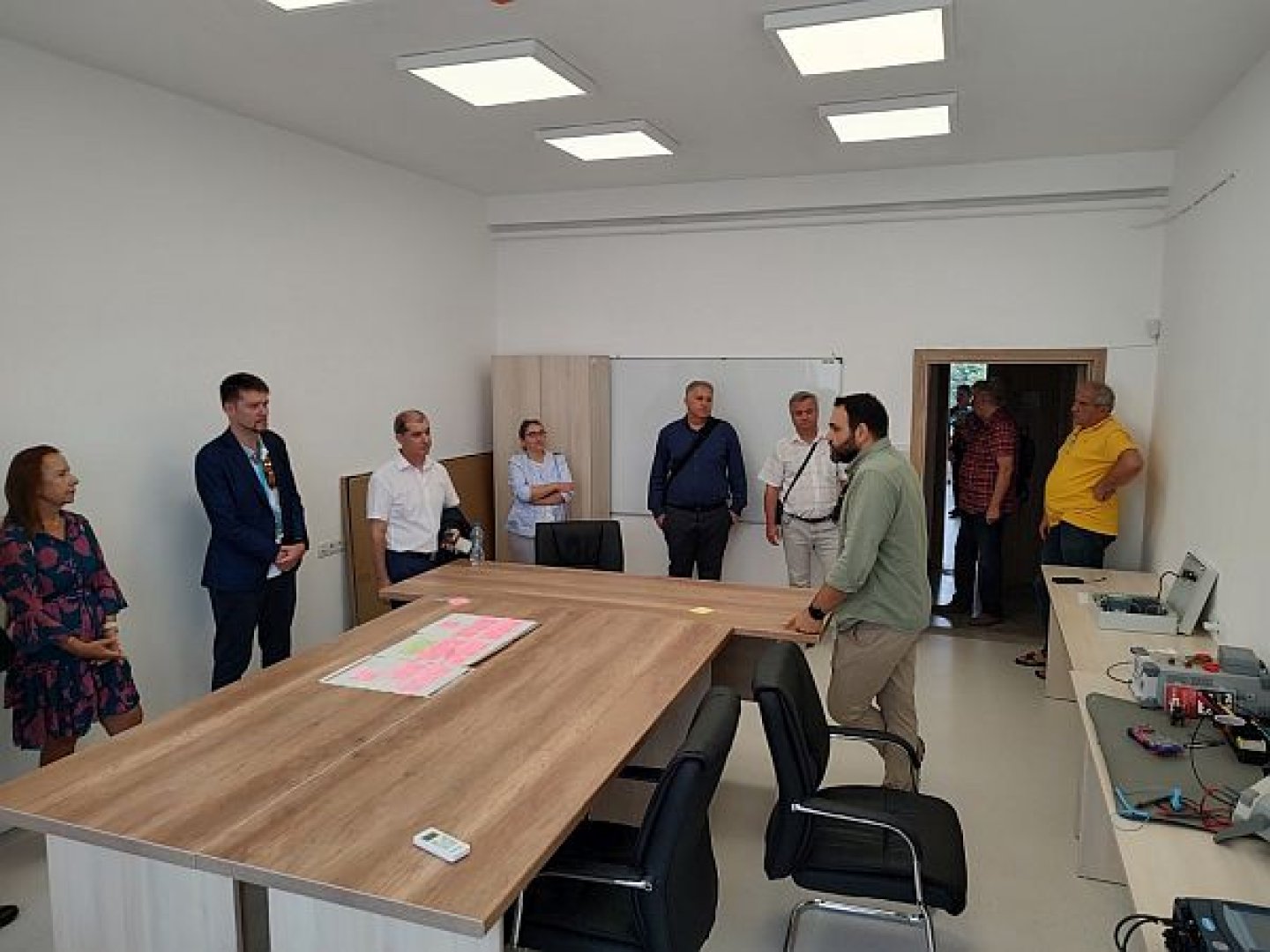 Ръководителите на проекта проф. Сотир Сотиров и проф. Станислав Симеонов показаха на гостите какво се случва в лабораториите