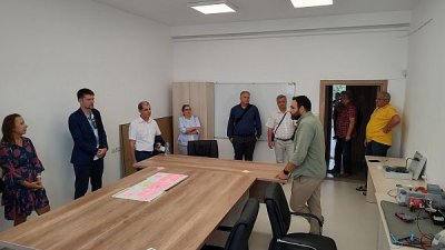 Ръководителите на проекта проф. Сотир Сотиров и проф. Станислав Симеонов показаха на гостите какво се случва в лабораториите