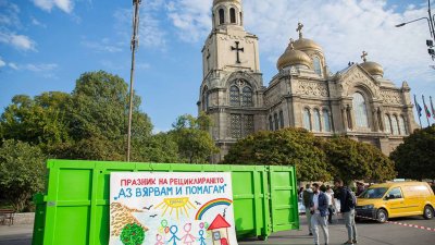 В събота, 13-и април, всеки може да донесе пластмасови капачки пред Катедралния храм във Варна. Снимка Сдружение Аз Вярвам и Помагам 
