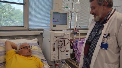 На своята 70-годишнина Васил Стоименов признава, че нямаше да дочака този ден без помощта на специалистите в Бургаската болница и точната им диагноза. Снимка УМБАЛ