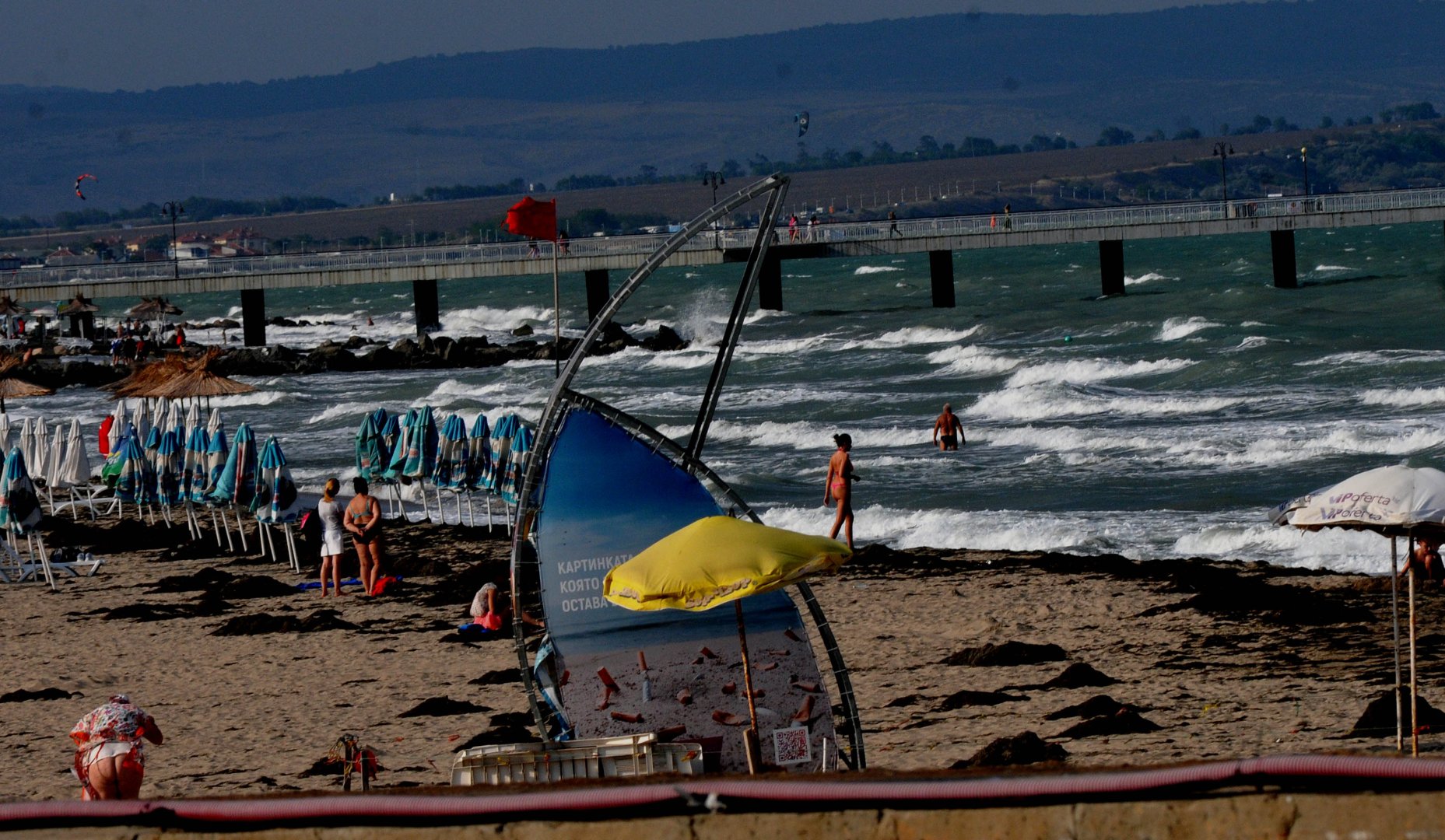 Бурното море вече цяла седмица държи на щрек спасителите. Снимка Бургас без цензура