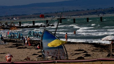 Бурното море вече цяла седмица държи на щрек спасителите. Снимка Бургас без цензура