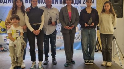 Александра Лукоянова (третата отдясно наляво) заедно с другите състезатели от клуба и с треньора си по време на награждаването. Снимки яхт клуб Черноморец