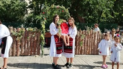 Ритуалът беше пресъздаден в Българово. Снимки ПГТ Проф. д-р Асен Златаров