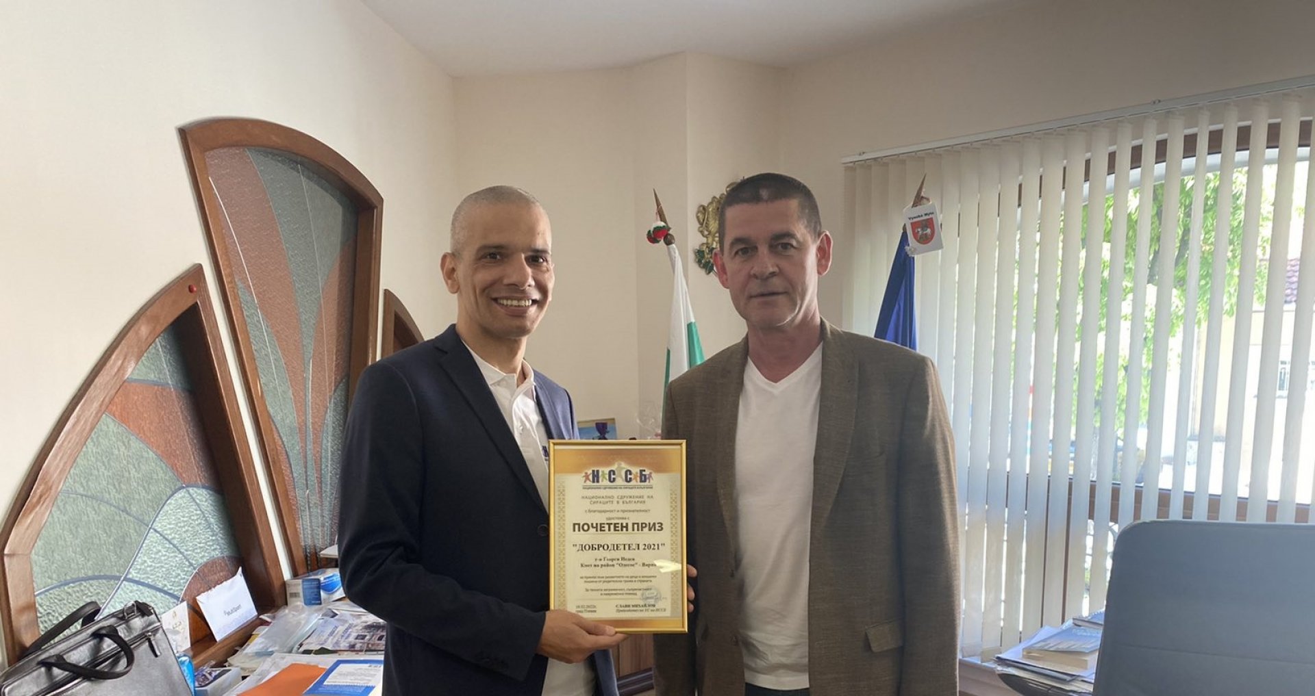 Слави Михайлов (вляво) връчи днес приза на кмета на район Одесос Георги Недев
