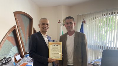 Слави Михайлов (вляво) връчи днес приза на кмета на район Одесос Георги Недев