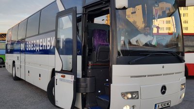 Автобусът ще се ползва и от децата от ДФК Звездичка. Снимка ФК Звезденбург